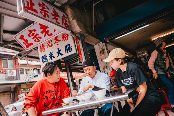 ▲▼《來去恁兜洗魂舒》農家泡在水中整理水蓮，邰智源（前右）與邵大倫（前左）在農家主人面前泡澡 。（圖／公視台語台）