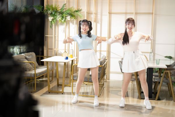 ▲台韓兩大啦啦隊女孩河智媛(右)、溫妮大跳洗腦舞。（圖／ＳＯ－ＮＥＴ）