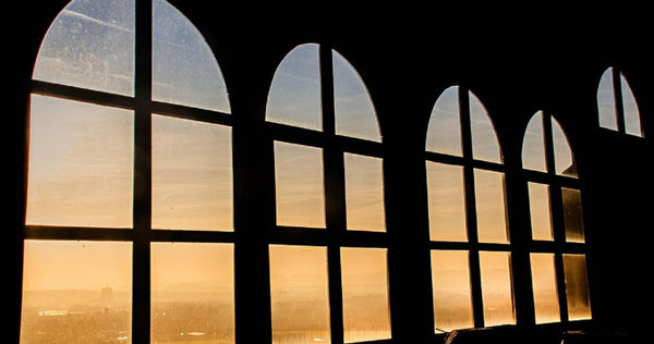 大陸河北一名9歲女童，日前不慎從25樓墜落，沒想到送醫後僅身上多處骨折，頭部並沒有嚴重損傷，最終住院10天後順利出院。（示意圖／Pixabay）