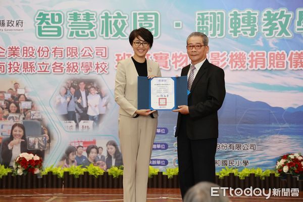 ▲秀育企業捐贈南投縣學校1744台實物投影機。（圖／南投縣政府提供）