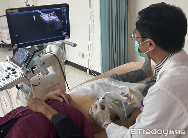 ▲復健科周建文主任為病人進行增生治療。（圖／衛福部南投醫院提供）