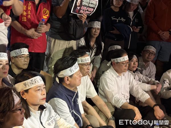 ▲▼ 國民黨號召支持者集結在北檢，國民黨主席朱立倫、桃園市長張善政、國民黨團總召傅崐萁均到場靜坐抗議。（圖／記者鄭佩玟攝）