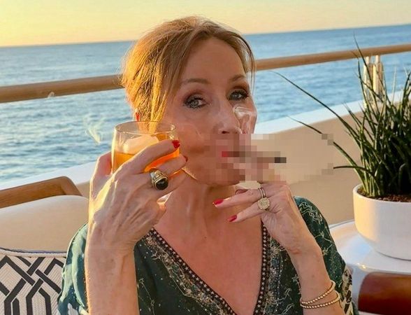 ▲▼英國最高法院裁定跨性別女性不應被視為女性後，J.K.羅琳在網上發布喝酒抽雪茄的照片慶祝。（圖／翻攝自X）