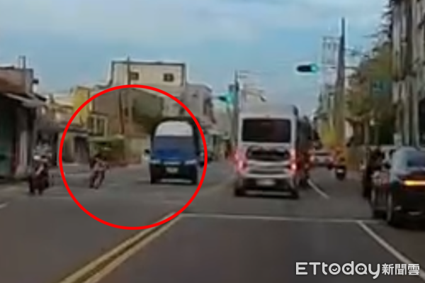 ▲▼12歲男童騎腳踏車巷口衝出！遭小貨車撞飛　騰空翻滾慘摔畫面曝。（圖／記者賴文萱翻攝）
