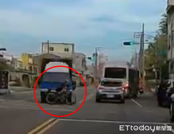 ▲▼12歲男童騎腳踏車巷口衝出！遭小貨車撞飛　騰空翻滾慘摔畫面曝。（圖／記者賴文萱翻攝）
