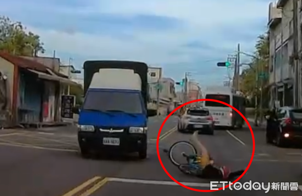 ▲▼12歲男童騎腳踏車巷口衝出！遭小貨車撞飛　騰空翻滾慘摔畫面曝。（圖／記者賴文萱翻攝）