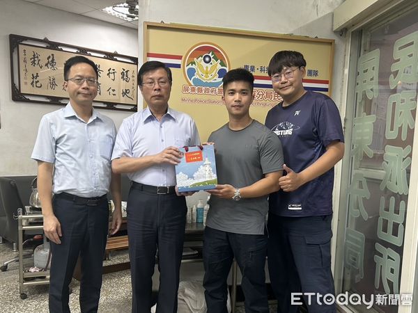 ▲屏東警分局員警逮獲馬來西亞籍車手             。（圖／記者陳崑福翻攝）
