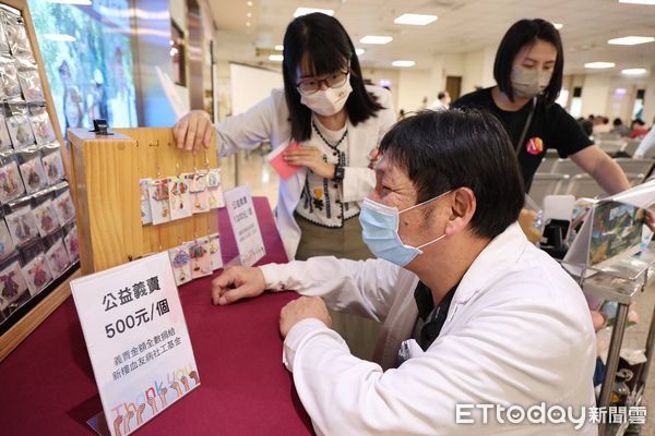 ▲台南新樓醫院血友病暨特殊血液病照護中心也回應此一國際活動，舉辦衛教與公益義賣，邀請民眾一同認識血友病、支援病友。（圖／記者林東良翻攝，下同）