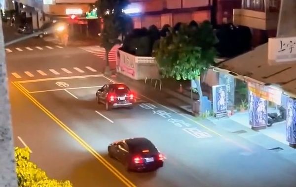 ▲▼台中男子深夜等停紅燈（上），竟長按喇叭還急倒車，被警方攔截送醫。（圖／翻自社會事新聞影音）
