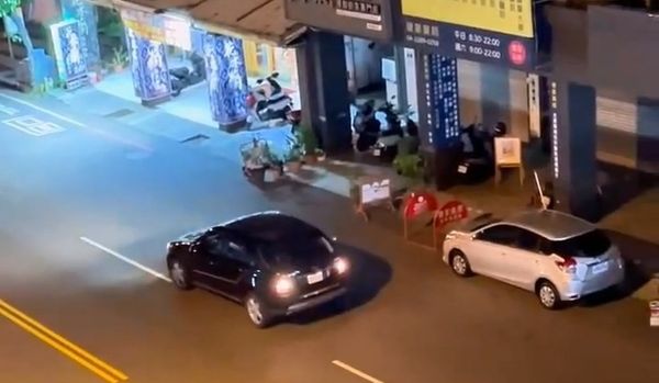 ▲▼台中男子深夜等停紅燈（上），竟長按喇叭還急倒車，被警方攔截送醫。（圖／翻自社會事新聞影音）