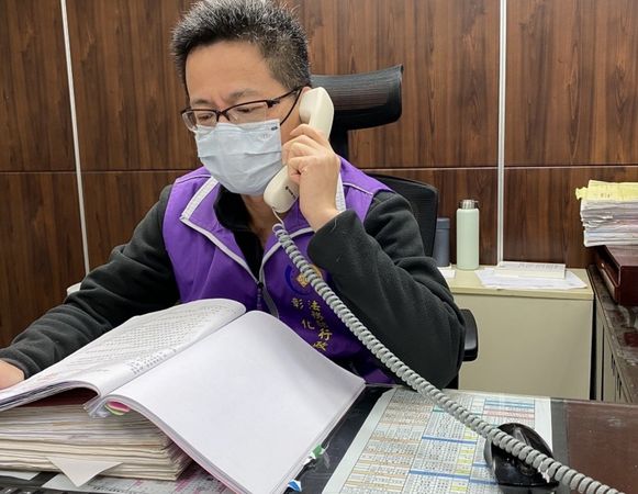 ▲鹿港一間牙科醫材行董座積欠7年勞健保費遭拘提。（圖／彰化分署提供）
