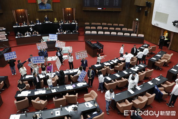 ▲▼2025.04.18立法院院會，藍綠白三黨互不相讓，議事陷入空轉。（圖／記者湯興漢攝）