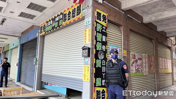 ▲高雄雙罷劫總部遭搜索，10調查官仍在搜索中。（圖／記者賴文萱攝，下同）