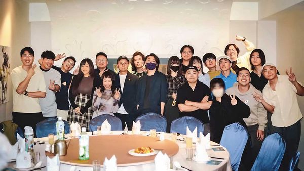 公司結束，呱吉邀請歷年約20位員工一起吃飯。（翻攝自YouTube頻道「上班不要看」）