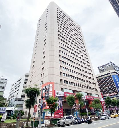 ▲法務部行政執行署桃園分署日前欲強制執行辦理龍潭區某大型食品工廠土地與廠房查封登記，業者火速籌款請清罰鍰。（圖／桃園分署提供）