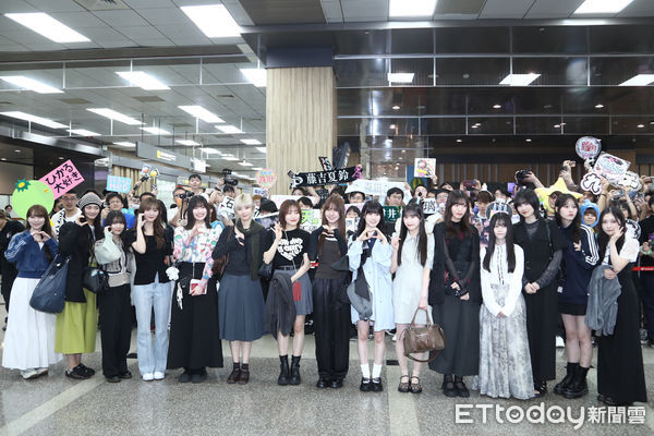 ▲日本女團櫻坂46抵台，左起守屋麗奈、山﨑天、森田輝、田村保乃、大園玲、藤吉夏鈴、松田里奈、中嶋優月、石森璃花、村井優、村山美羽、山下瞳月、的野美青、向井純葉、谷口愛季。（圖／記者林敬旻攝）