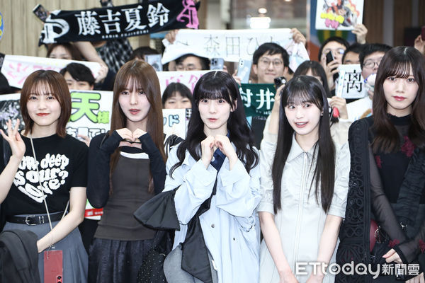 ▲日本女團櫻坂46抵台，與粉絲合照。（圖／記者林敬旻攝）