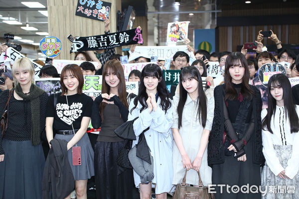 ▲日本女團櫻坂46抵台，與粉絲合照。（圖／記者林敬旻攝）