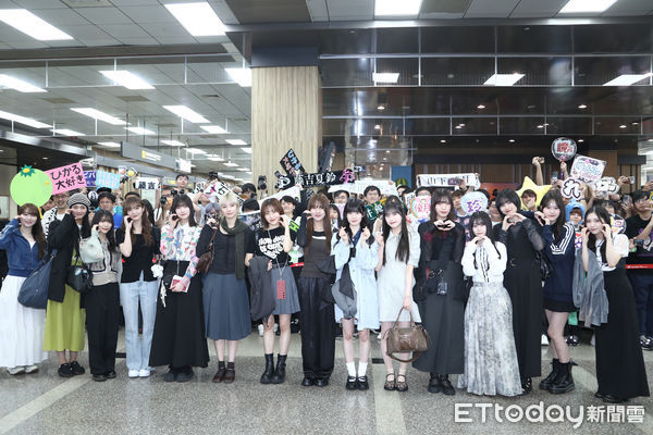 ▲日本女團櫻坂46抵台，左起守屋麗奈、山﨑天、森田輝、田村保乃、大園玲、藤吉夏鈴、松田里奈、中嶋優月、石森璃花、村井優、村山美羽、山下瞳月、的野美青、向井純葉、谷口愛季。（圖／記者林敬旻攝）