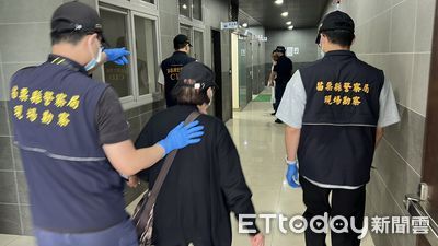 雙刀挾持女友遭警擊斃！母悲傷陪同相驗家暴兒　見警秘錄密沈默了