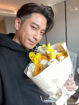 ▲演唱會「唱不上去、走音」台上尷尬道歉！　人氣港男星：盡力了 。（圖／翻攝自微博／吳卓羲）