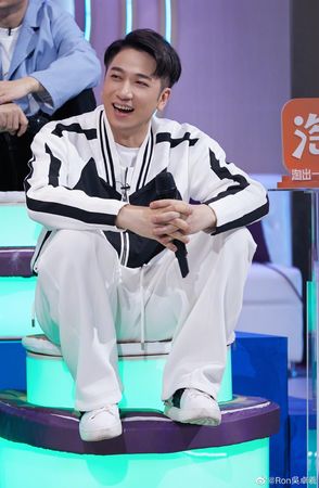 ▲演唱會「唱不上去、走音」台上尷尬道歉！　人氣港男星：盡力了 。（圖／翻攝自微博／吳卓羲）