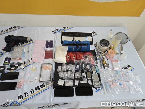 ▲台南市警五分局破獲毒品工廠，現場查扣依託咪酯煙彈、安非他命與製毒器材一批。（圖／記者林東良翻攝，下同）