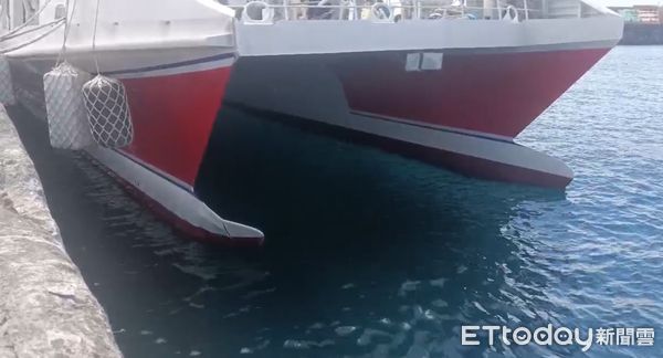 ▲▼ 「新天王星21號」今（18）日上午10時30分自南寮漁港出港時發生擦撞意外   。（圖／記者楊漢聲翻攝）
