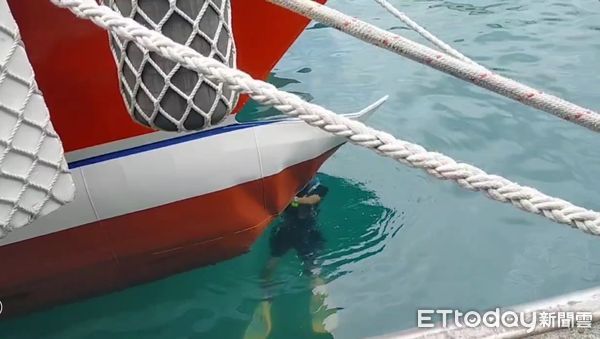 ▲▼ 「新天王星21號」今（18）日上午10時30分自南寮漁港出港時發生擦撞意外   。（圖／記者楊漢聲翻攝）