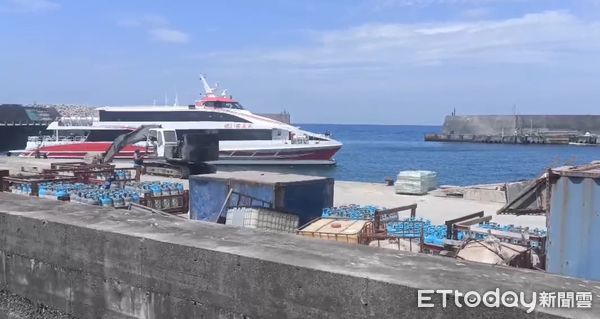 ▲▼ 「新天王星21號」今（18）日上午10時30分自南寮漁港出港時發生擦撞意外   。（圖／記者楊漢聲翻攝）