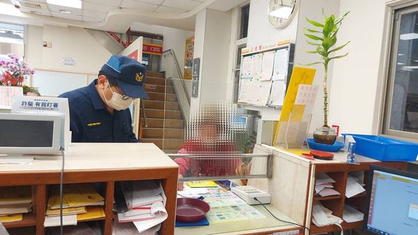 ▲彰化阿嬤急匯30萬元遭阻。（圖／警方提供）