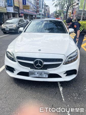 ▲▼賓士女嗨喝通宵醉趴駕駛座，釀成塞車，酒測值高達0.67。（圖／民眾提供，下同）