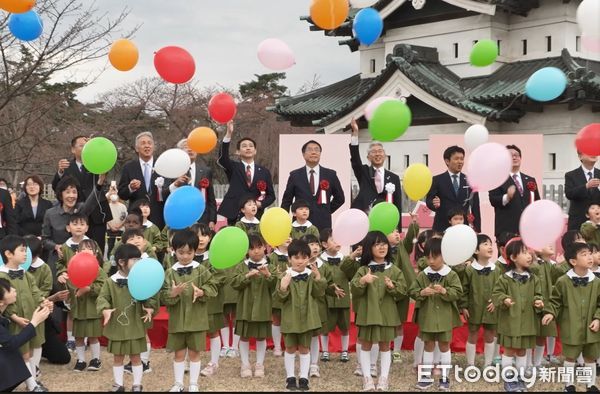 ▲市長黃偉哲18日應邀出席弘前市年度盛事「弘前櫻花祭」開幕式，親赴當地回應友誼市長年支援，展現三方穩固城市外交情誼。（圖／記者林東良翻攝，下同）