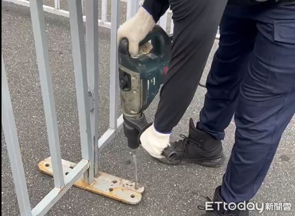 ▲▼國民黨又傳18日晚上到北檢前抗爭，北市警局護欄「下釘」鞏固。（圖／記者邱中岳翻攝）