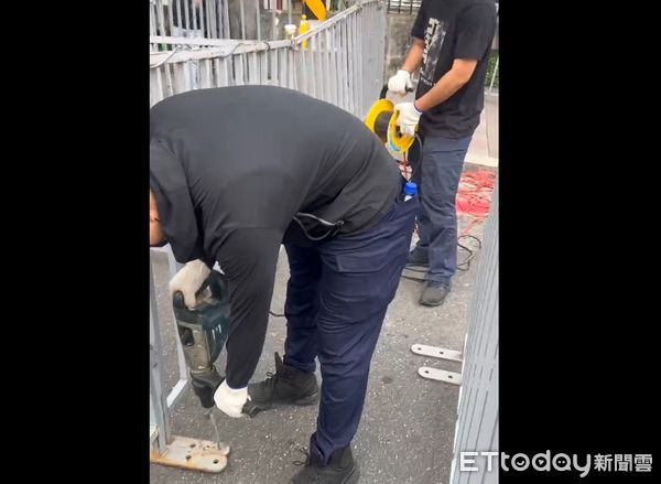 ▲▼國民黨又傳18日晚上到北檢前抗爭，北市警局護欄「下釘」鞏固。（圖／記者邱中岳翻攝）