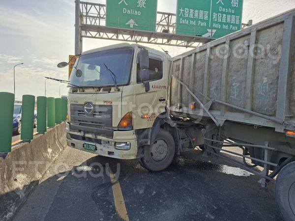 ▲一輛砂石車就在快速道路折甘蔗，造成後方紫爆一片             。（圖／記者吳奕靖翻攝）