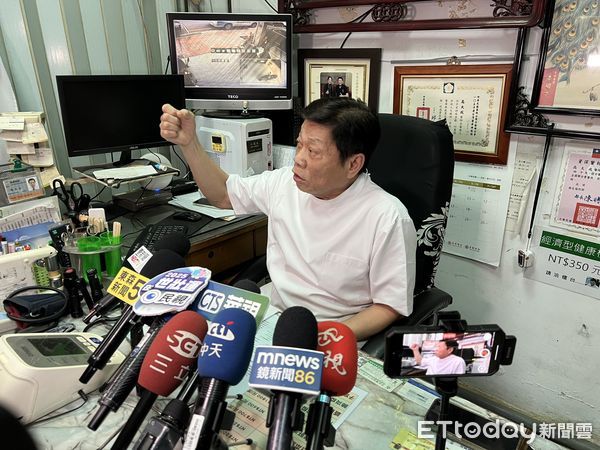 ▲▼苗栗警方開2槍擊斃持雙刀男子，高大成認為，警方自我保護無執法過當問題。（圖／民眾提供，下同）