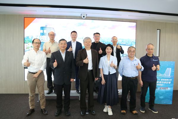 ▲台灣港務公司舉辦「2025 AI 應用暨實作研討會」展望講座，港務公司李賢義董事長、遠傳電信井琪總經理等貴賓合影。（圖／港務公司）