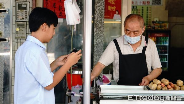 ▲廖校長戴墨鏡被誤認為黑道大姊頭             。（圖／記者吳奕靖翻攝）