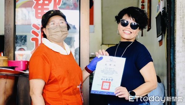 ▲廖校長戴墨鏡被誤認為黑道大姊頭             。（圖／記者吳奕靖翻攝）