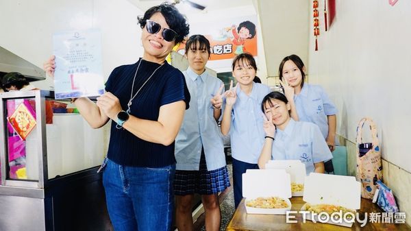 ▲廖校長戴墨鏡被誤認為黑道大姊頭             。（圖／記者吳奕靖翻攝）