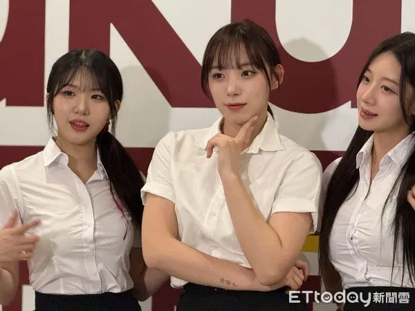 ▲ 樂天桃猿啦啦隊的三位韓籍成員廉世彬、河智媛與禹洙漢，於4月18日的「上班族趴」主題日首次合體亮相，身穿OL制服應援，為球迷帶來耳目一新的表演。             。（圖／記者王真魚攝）