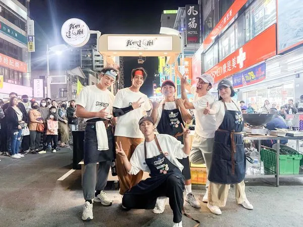 ▲禾浩辰(左起)、胡宇威、蔡昌憲、李李仁、苗可麗，蔡凡熙蹲前在高雄造成轟動。（圖／三立提供）