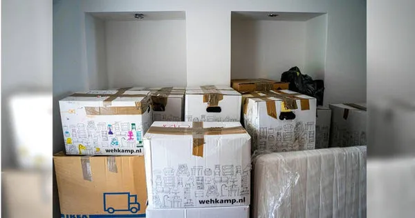 無理婦人惹怒搬家工家具遭丟路邊　爭吵畫面曝光網友歪樓：放路邊都擺那麼整齊