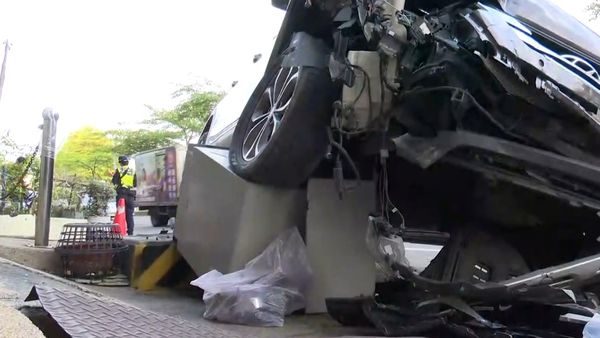 ▲休旅車撞毀變電箱又波及2車。（圖／記者唐詠絮翻攝）