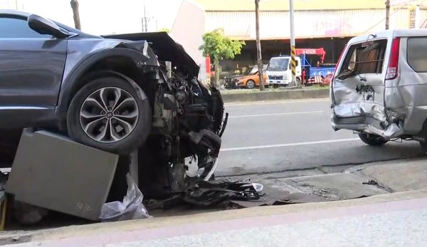 ▲休旅車撞毀變電箱又波及2車。（圖／記者唐詠絮翻攝）