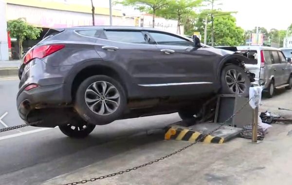 ▲休旅車撞毀變電箱又波及2車。（圖／記者唐詠絮翻攝）