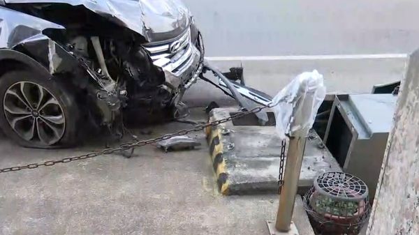 ▲休旅車撞毀變電箱又波及2車。（圖／記者唐詠絮翻攝）