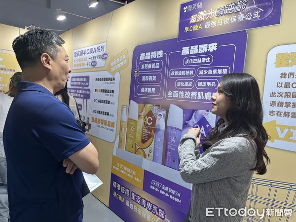 ▲輔大廣告系學生向校長藍易振解說企畫案。（圖／輔大提供）