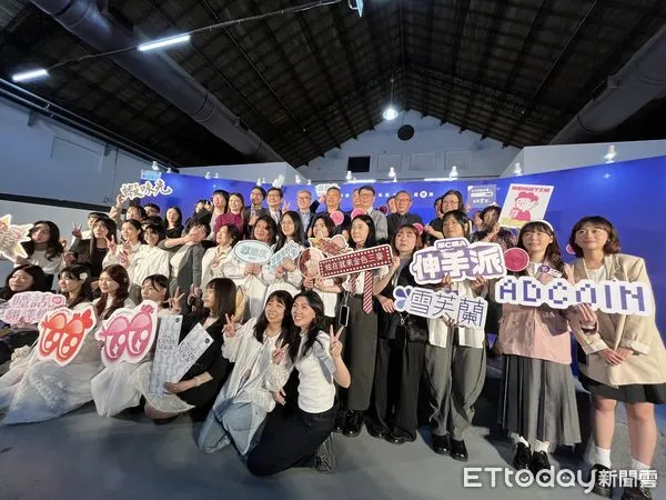 ▲畢業展學生與來賓合影。（圖／輔大提供）